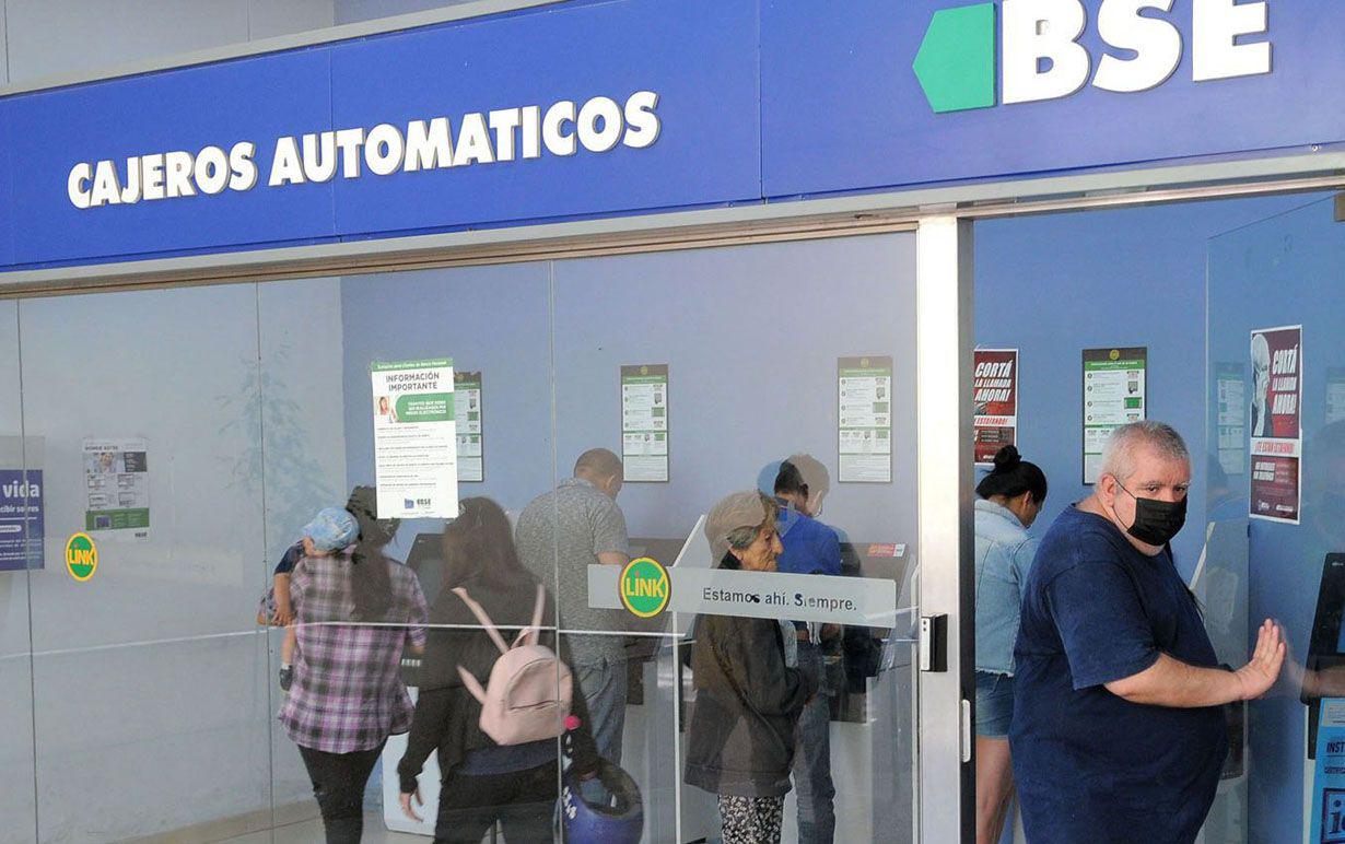 Mantildeana comenzaraacute el pago de las asignaciones y jubilaciones