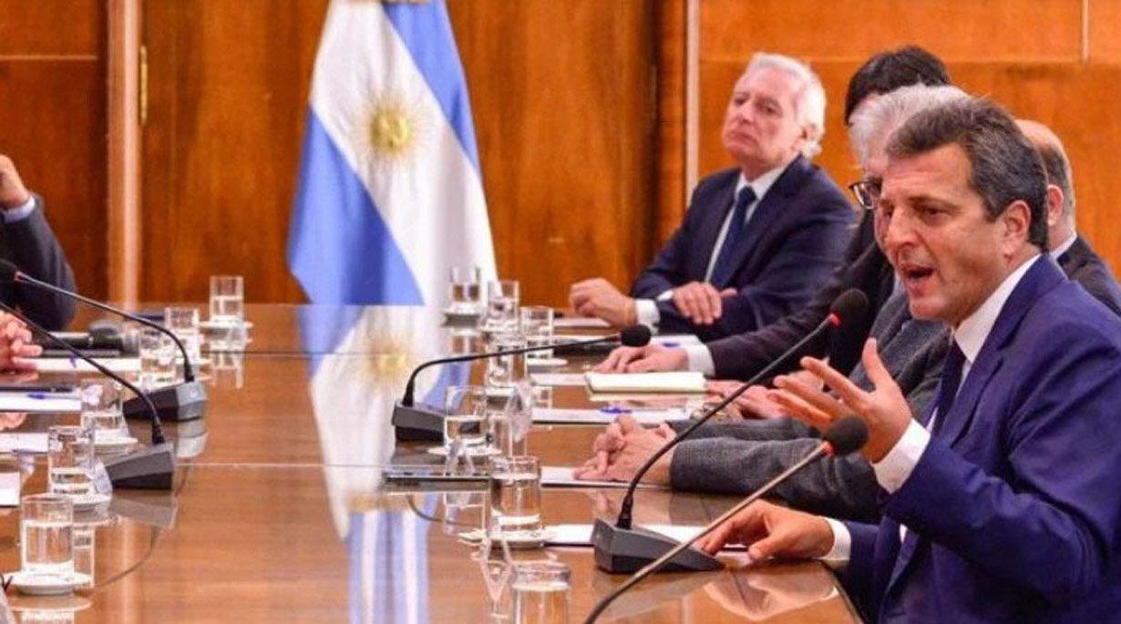 Massa lanzoacute un canje de deuda para estirar los vencimientos hasta el 2025 y contener la inflacioacuten