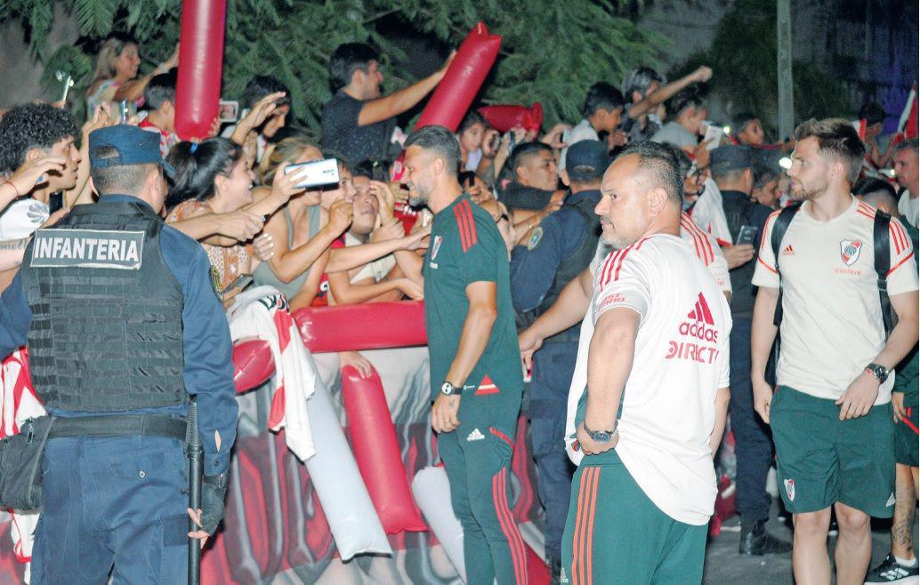 PREDISPOSICIÓN El DT Martín Demichelis se acercó a la gente que lo esperaba tras las vallas y se sacó varias fotos