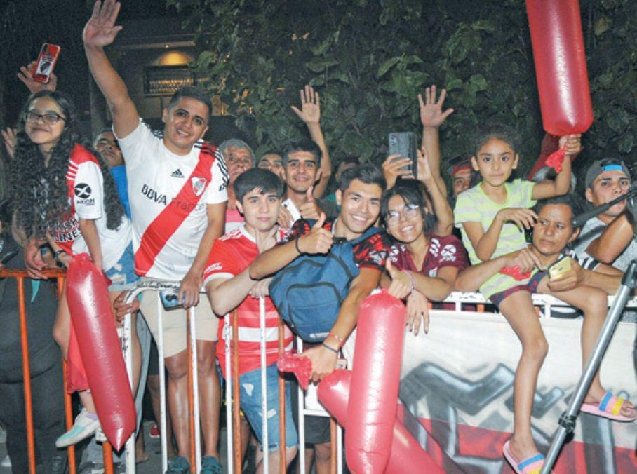 GESTO Los jugadores saludaron a los hinchas firmaron autógrafos y se sacaron selfis