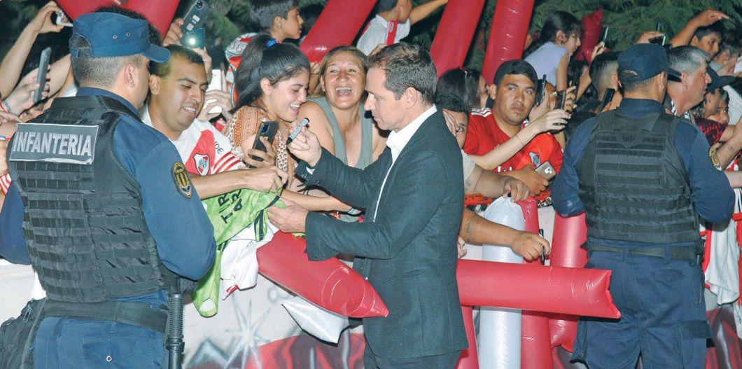 CALOR Y COLOR Al igual que los jugadores el presidente de River Jorge Brito firmó autógrafos a los hinchas