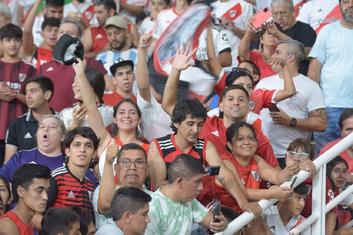 FOTOS Los hinchas de River coparon el Estadio Uacutenico Madre de Ciudades