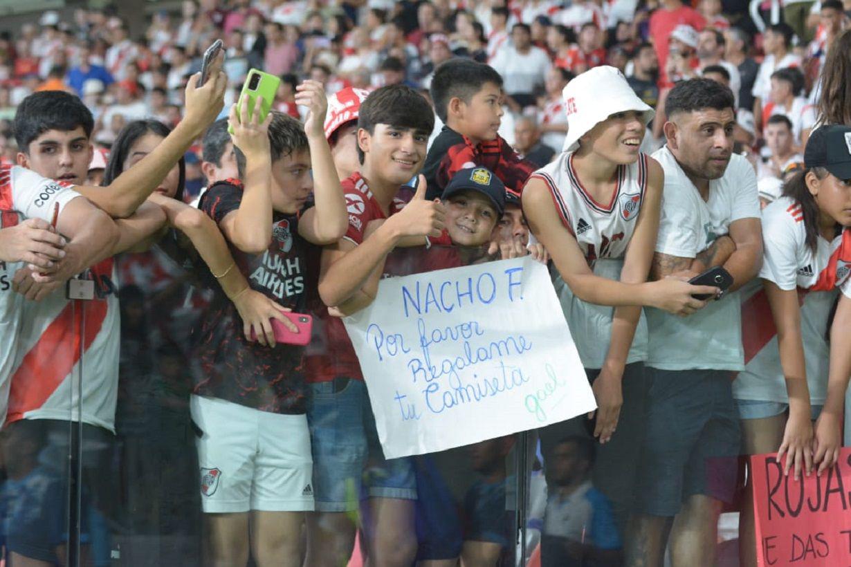 FOTOS Los hinchas de River coparon el Estadio Uacutenico Madre de Ciudades