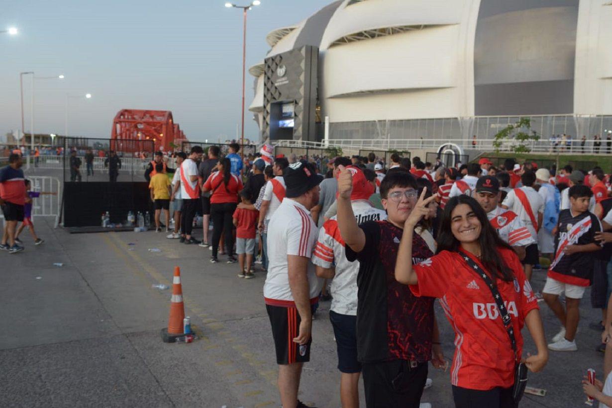 FOTOS Los hinchas de River coparon el Estadio Uacutenico Madre de Ciudades