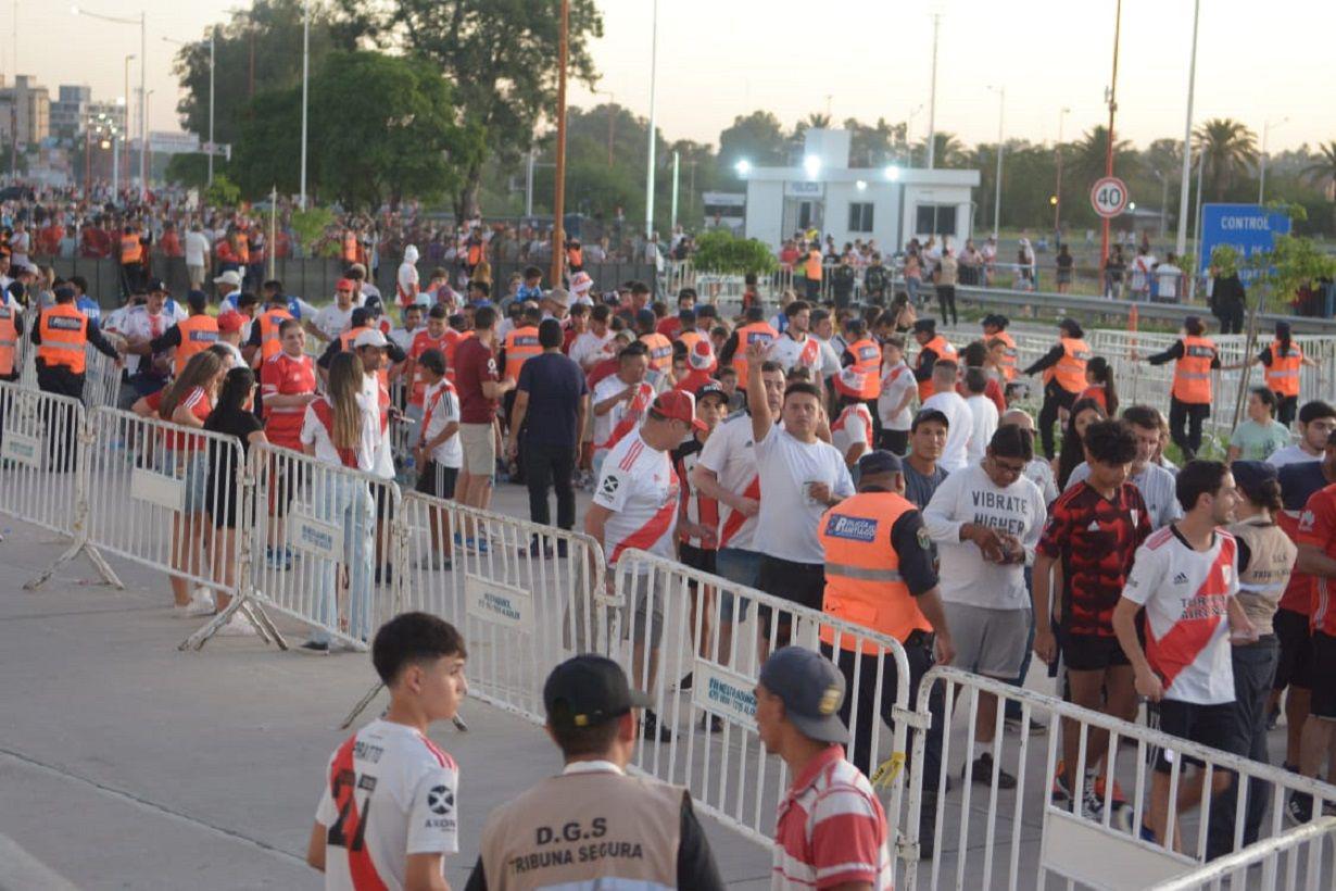 FOTOS Los hinchas de River coparon el Estadio Uacutenico Madre de Ciudades