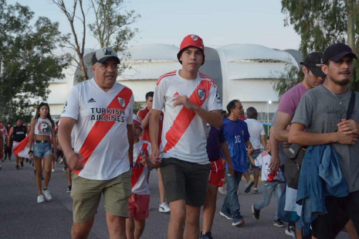FOTOS Los hinchas de River coparon el Estadio Uacutenico Madre de Ciudades