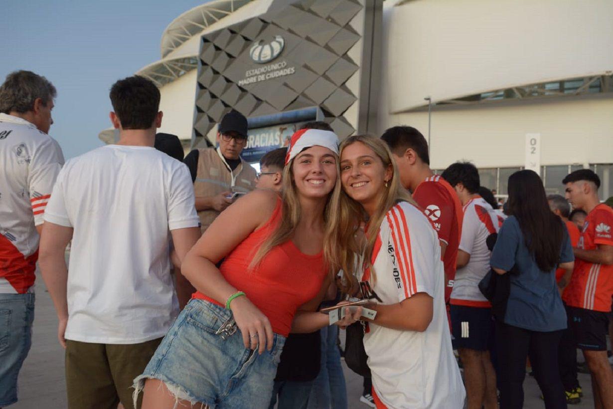 FOTOS Los hinchas de River coparon el Estadio Uacutenico Madre de Ciudades