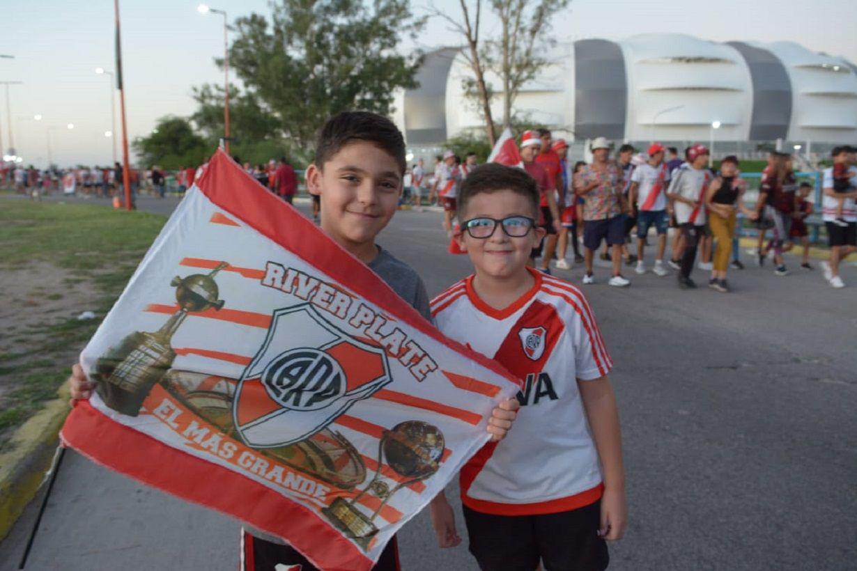 FOTOS Los hinchas de River coparon el Estadio Uacutenico Madre de Ciudades