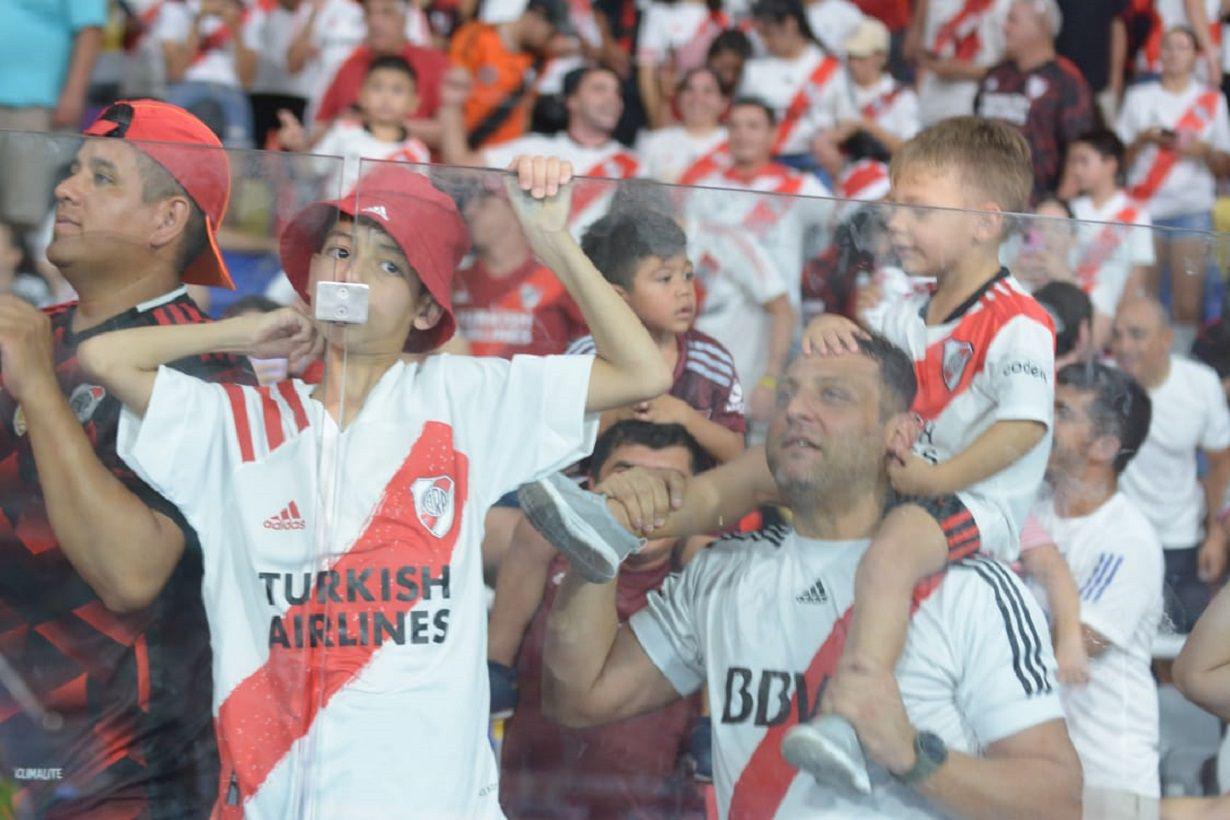 FOTOS Los hinchas de River coparon el Estadio Uacutenico Madre de Ciudades