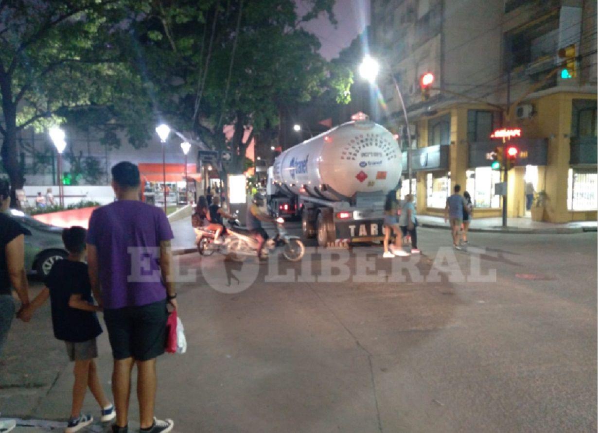 VIDEO  Caos vehicular en el centro santiaguentildeo por el ingreso de camiones de gran porte