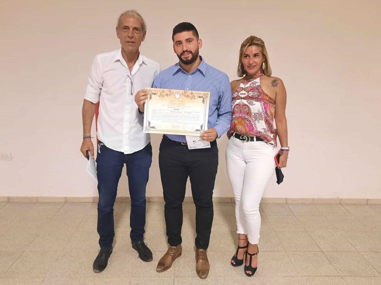 TRADICIÓN Facundo Fischer junto con su padre el Lobo (izq) recibiendo hace ya un tiempo su diploma
