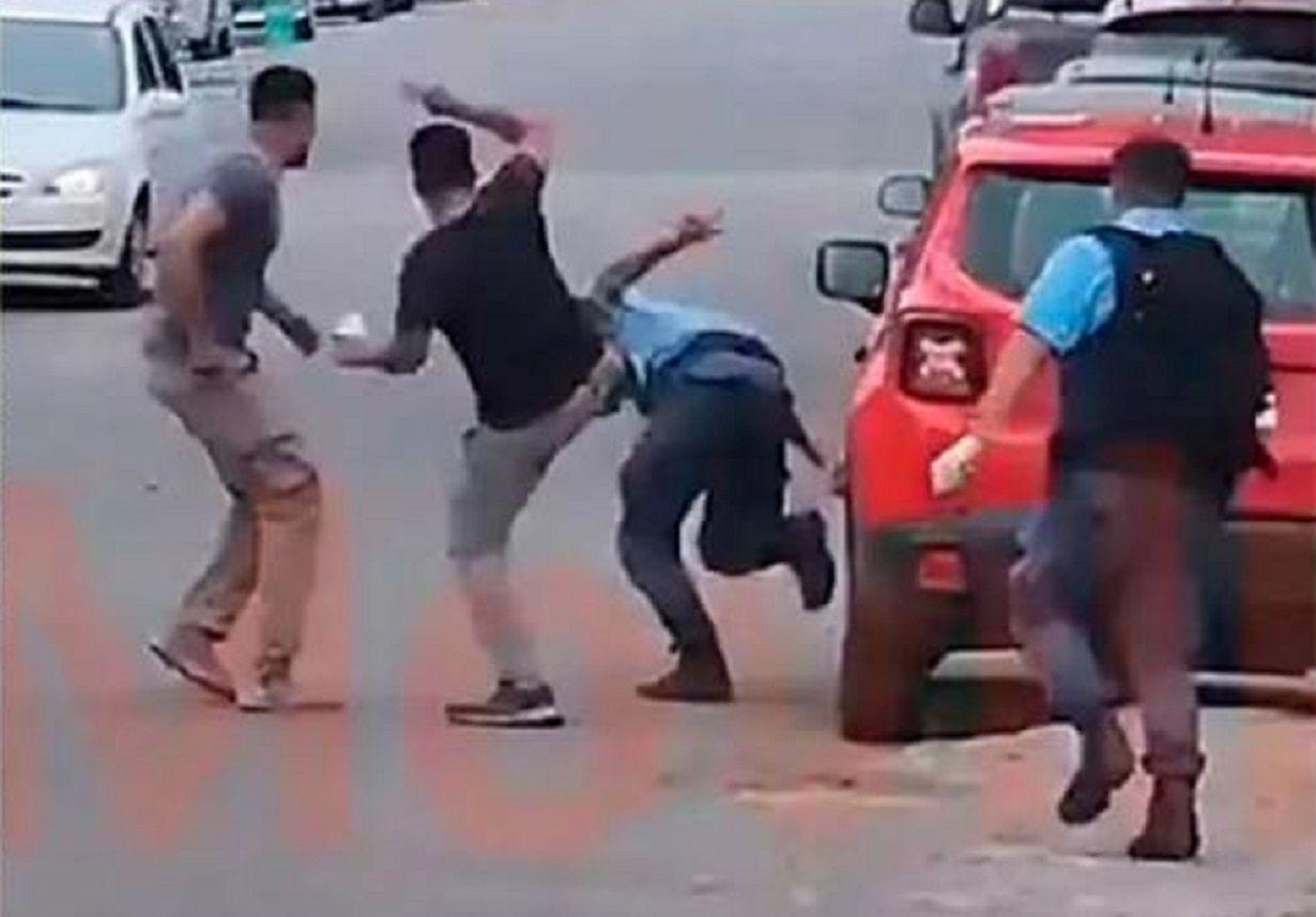 VIDEO- un policiacutea asesinoacute a su mejor amigo y los familiares de la viacutectima lo atacaron a golpes