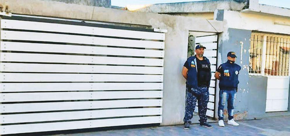 La Policiacutea Federal desbaratoacute banda familiar que vendiacutea drogas en el barrio Primera Junta