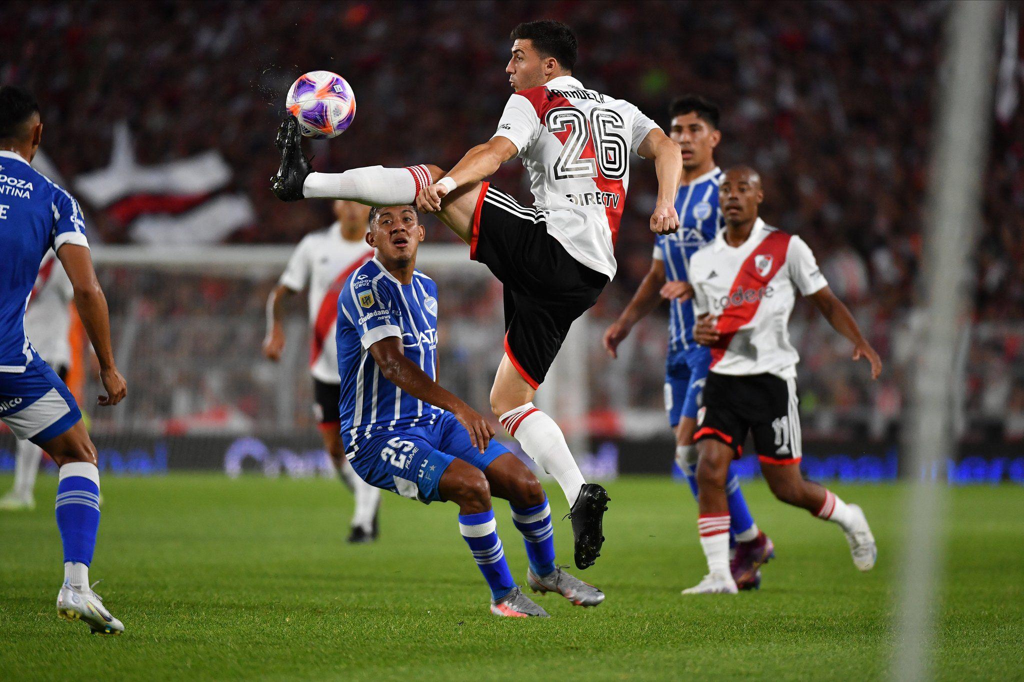 Un River encendido se floreoacute y goleoacute a Godoy Cruz en el Monumental repleto