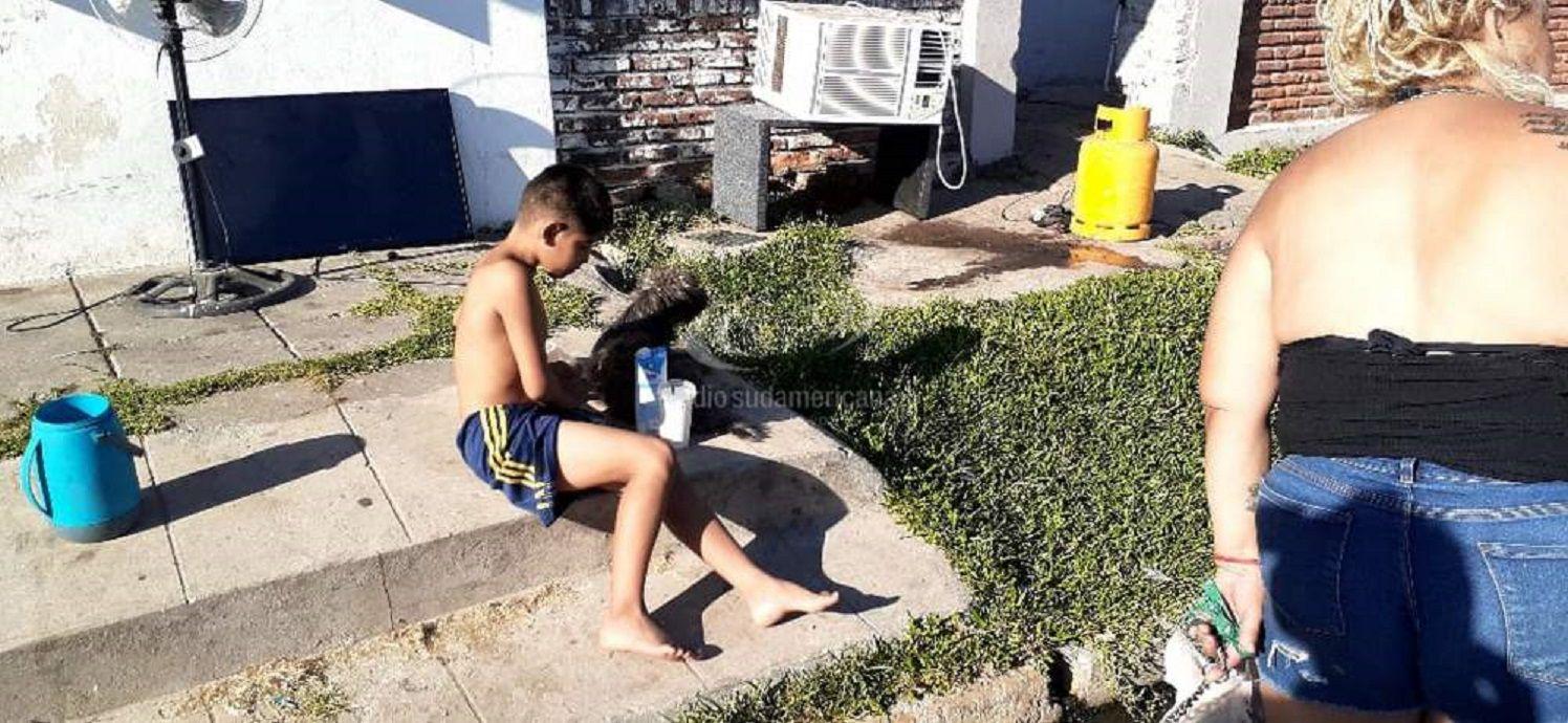 Pequentildeo gran heacuteroe- un nintildeo de 10 antildeos salvoacute a su hermanita de 2 tras desatarse un incendio en su casa