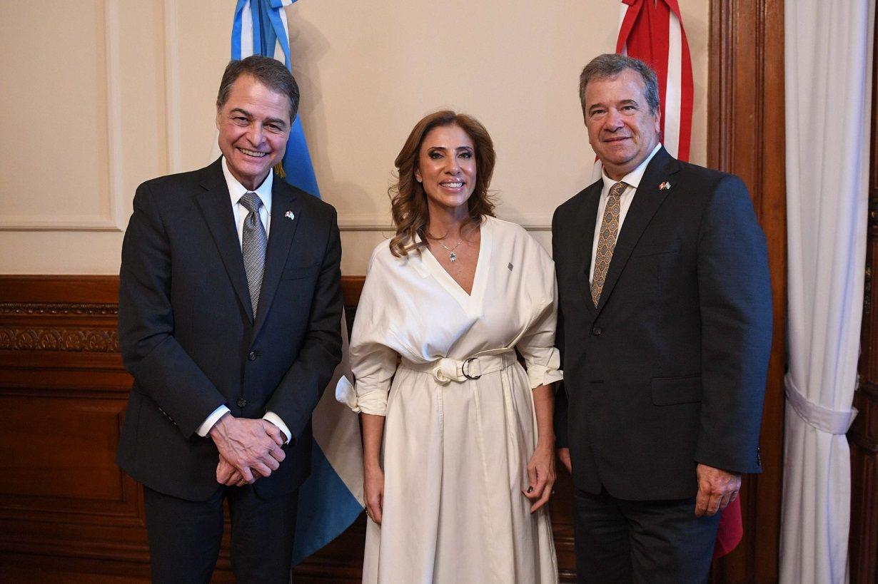 Claudia Zamora recibioacute una delegacioacuten parlamentaria canadiense encabezada por Anthony Rota