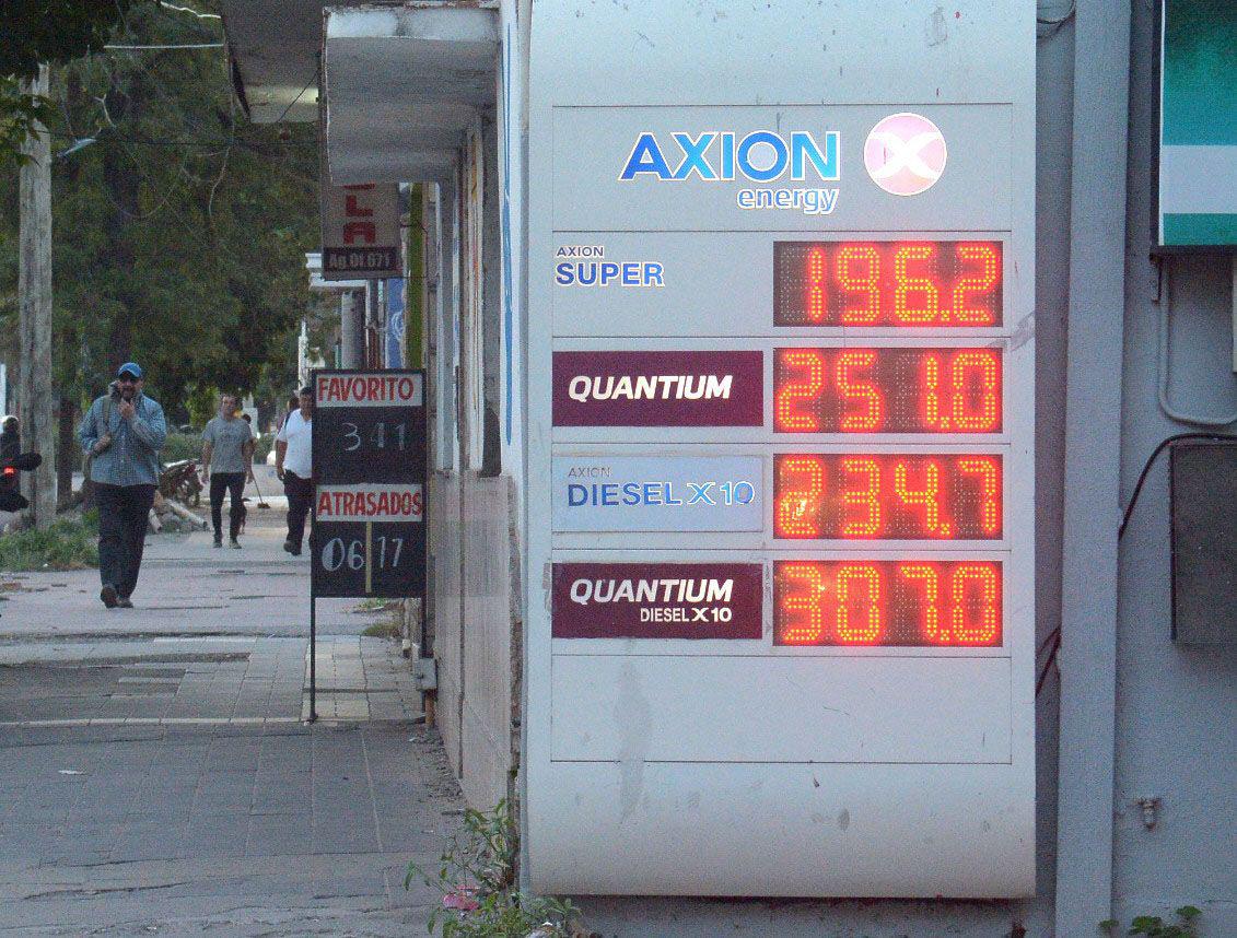 NUEVAS TABLAS La petrolera Axion estableció incrementos de entre el 45 y 51-en-porciento- en sus naftas y de 50 y 48-en-porciento- en el gasoil