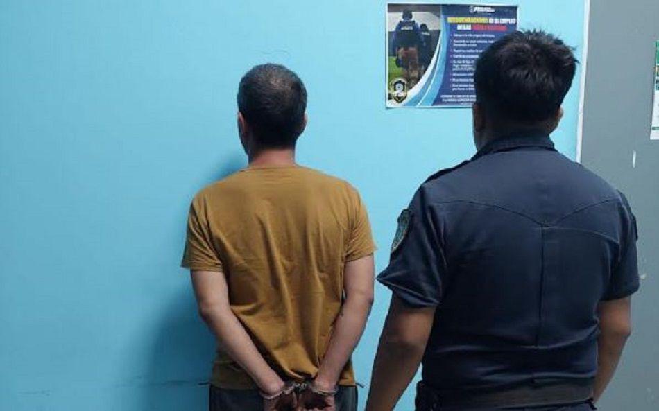 Capturan a un delincuente que quiso ingresar a robar en un negocio del barrio Saint Germain