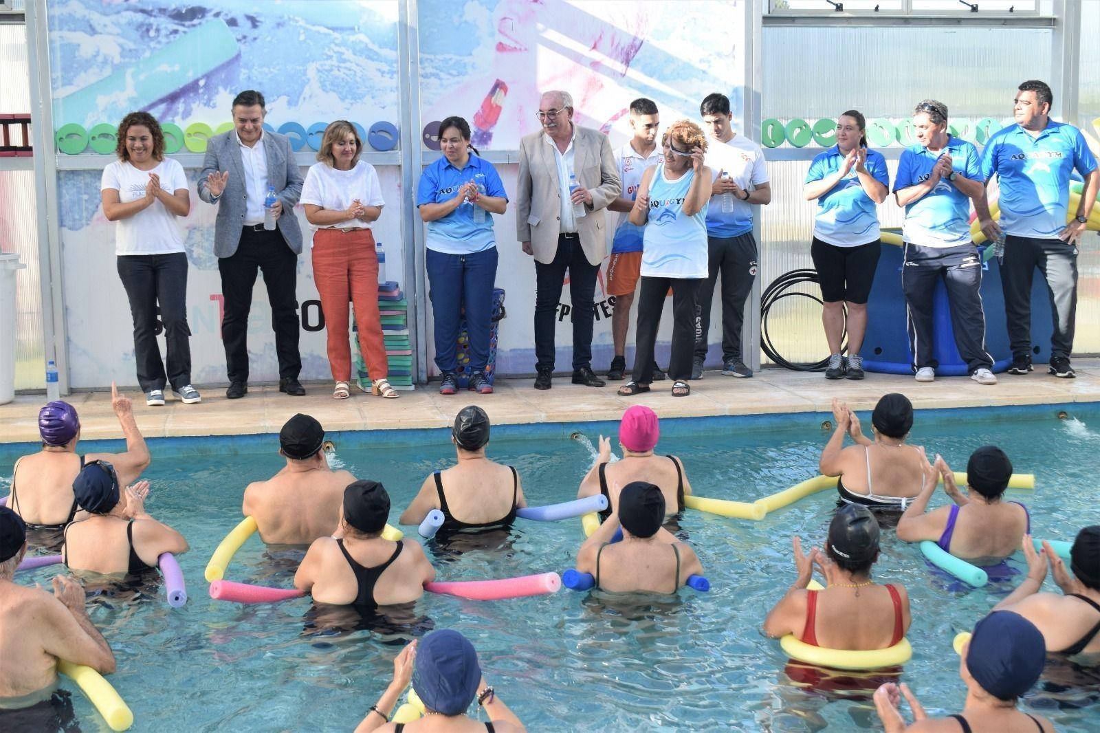Funcionarios visitan las clases de aquagym para los adultos