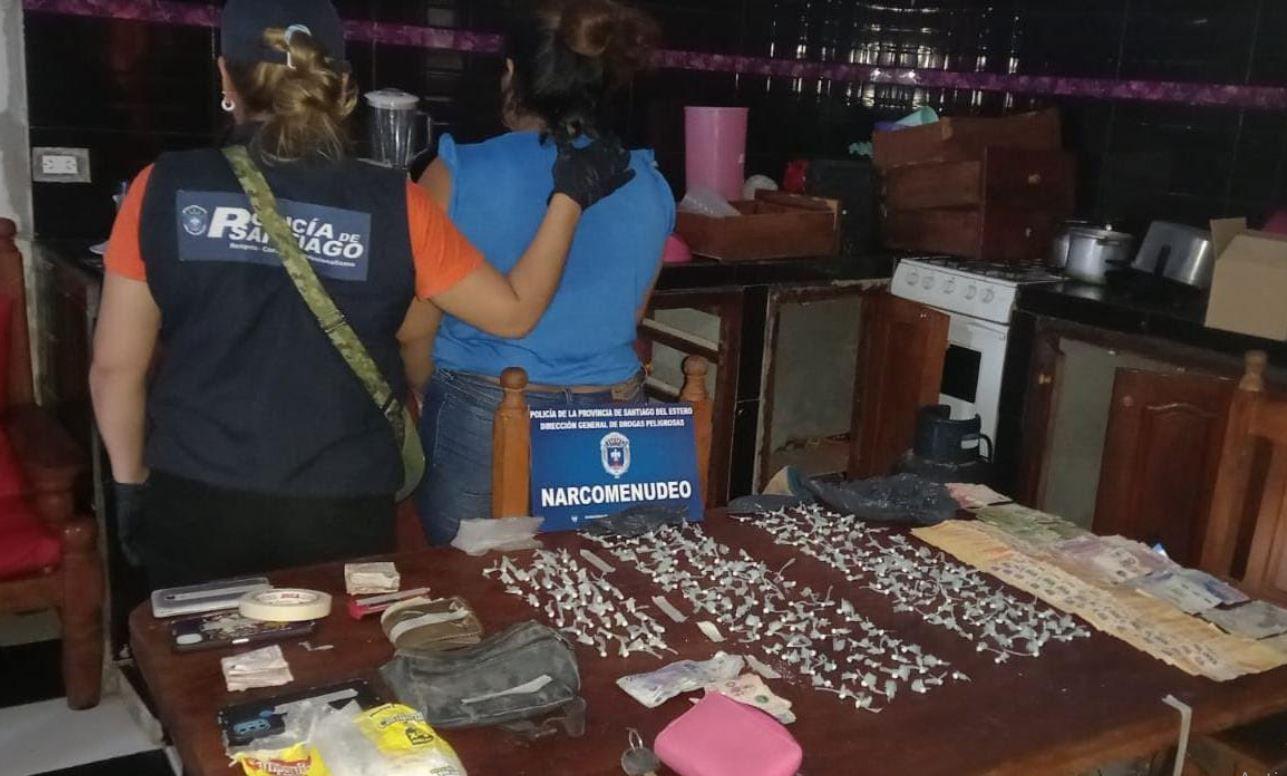 Duriacutesimo golpe al narcomenudeo- secuestran maacutes de 260 bagullos de marihuana elementos para fraccionar y dinero
