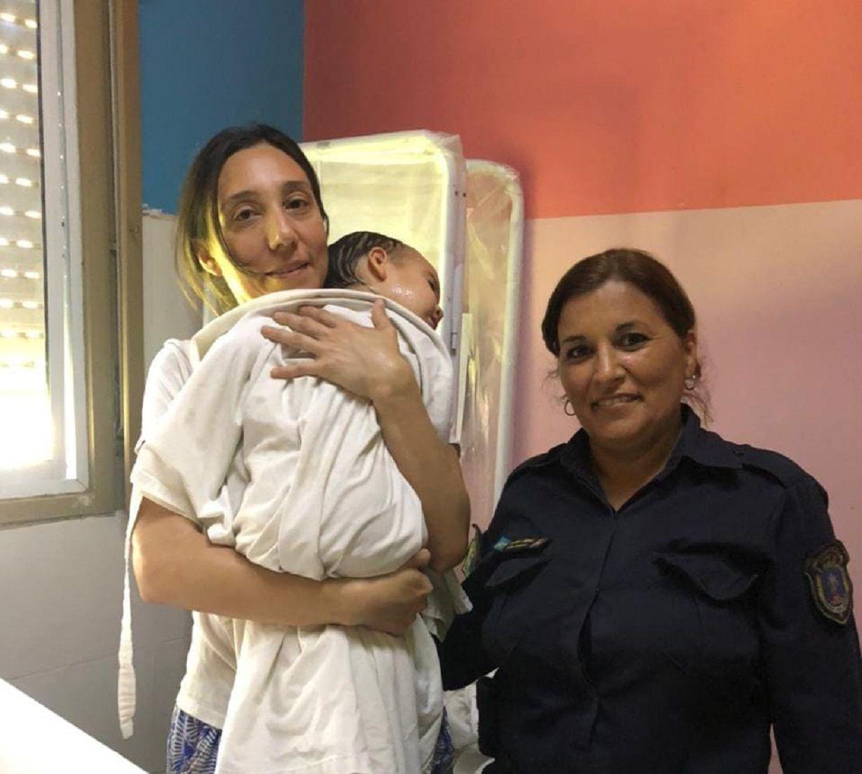 Capital- dos mujeres policiacuteas le salvaron la vida a un bebeacute que convulsionaba
