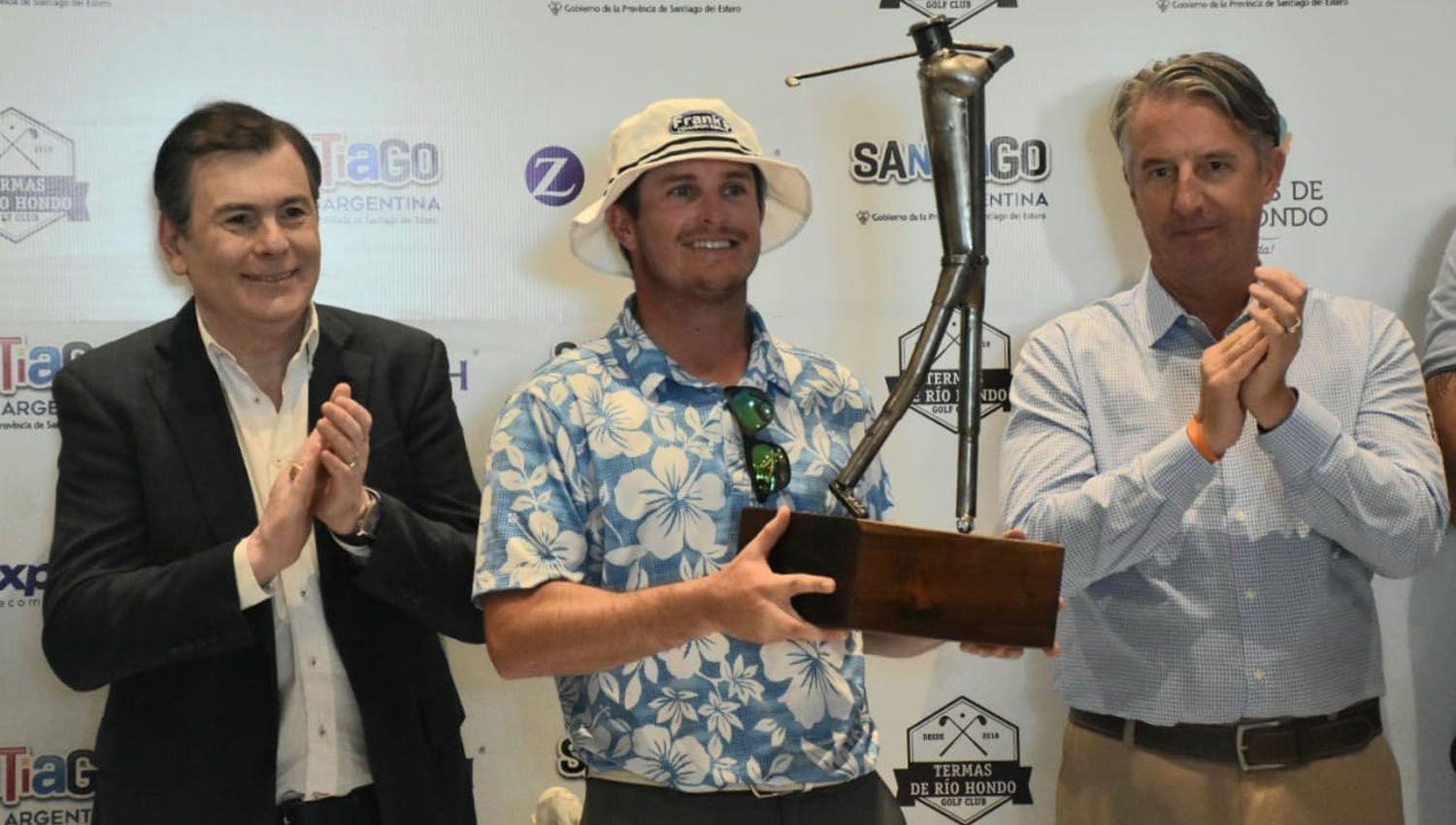 Zamora entregoacute el premio al estadounidense Jake Mccrory ganador del Termas De Riacuteo Hondo Invitational