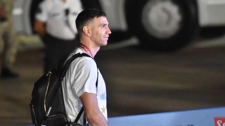 Dibu Martiacutenez arriboacute a la Argentina para sumarse al seleccionado