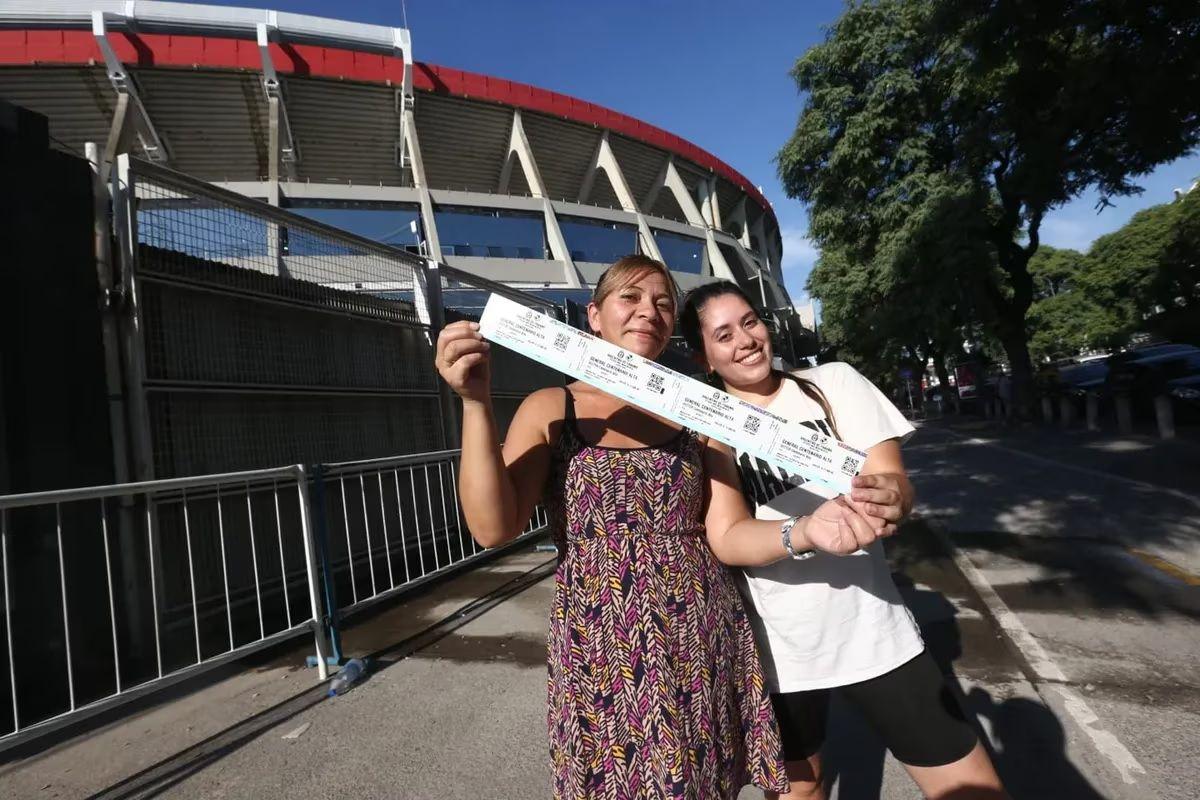 Personas que fueron a retirar sus entradas para el partido de Argentina versus Panam en el estadio de River Plate