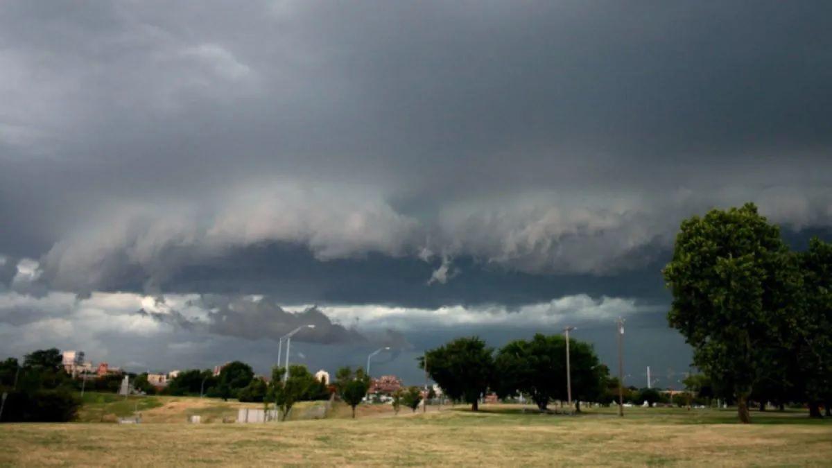 Rigen alertas por tormentas en el centro del paiacutes- queacute se dice sobre Santiago