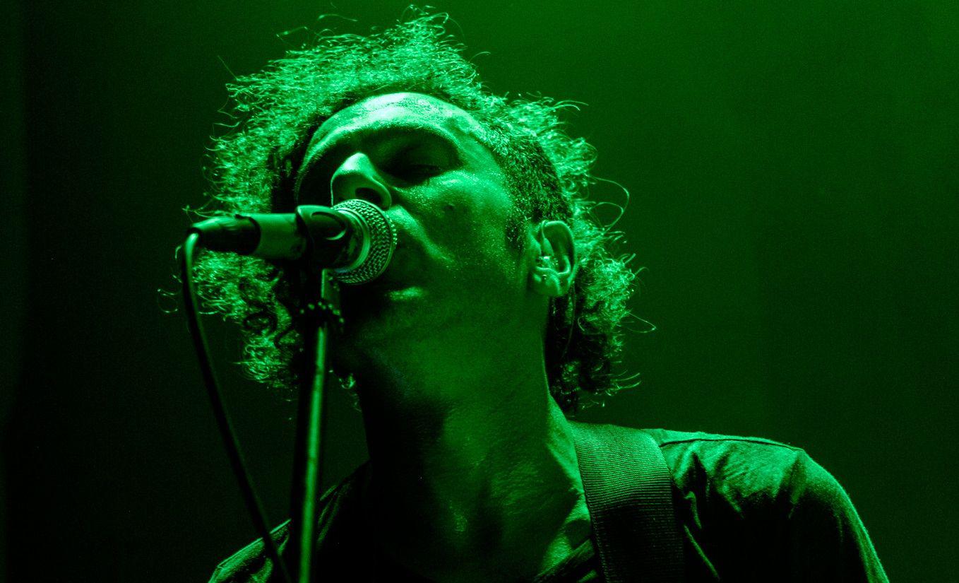 Monsenior Terrenal presenta su nuevo material discograacutefico que graboacute en una playa de estacionamiento