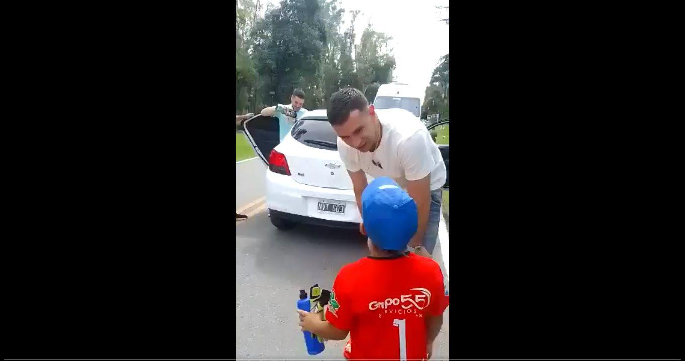 VIDEO  Sos un iacutedolo un capo un genio- Dibu Martiacutenez paroacute en medio de la ruta para cumplir el suentildeo de un nene