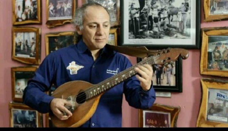 Manolo Herrera lleva su sacha guitarra al Teatro Coloacuten para cantar con Leoacuten Gieco el himno ldquoSolo le pido a Diosrdquo