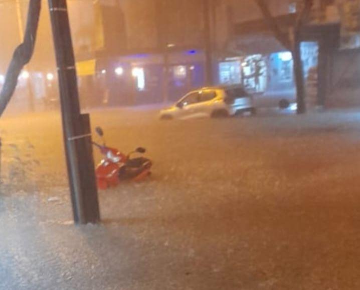 VIDEO  Terrible diluvio inundoacute las calles de Las Termas