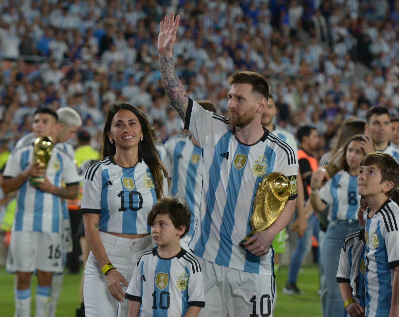 CAPITÁN Messi y su familia disfrutaron de un momento muy especial cuando terminó el encuentro y la AFA distinguió a cada uno de los jugadores por el título de Qatar Tampoco faltó la familia