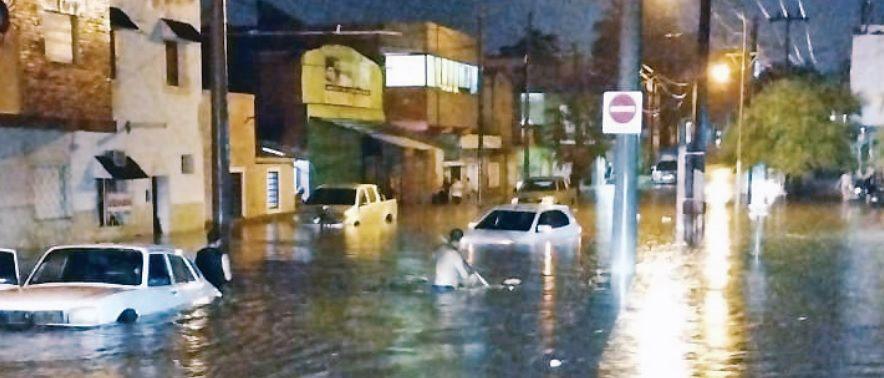 INUNDADOS Los vehículos terminaron bajo el agua y la gente sufría mltiples trastornos en su regreso a casa