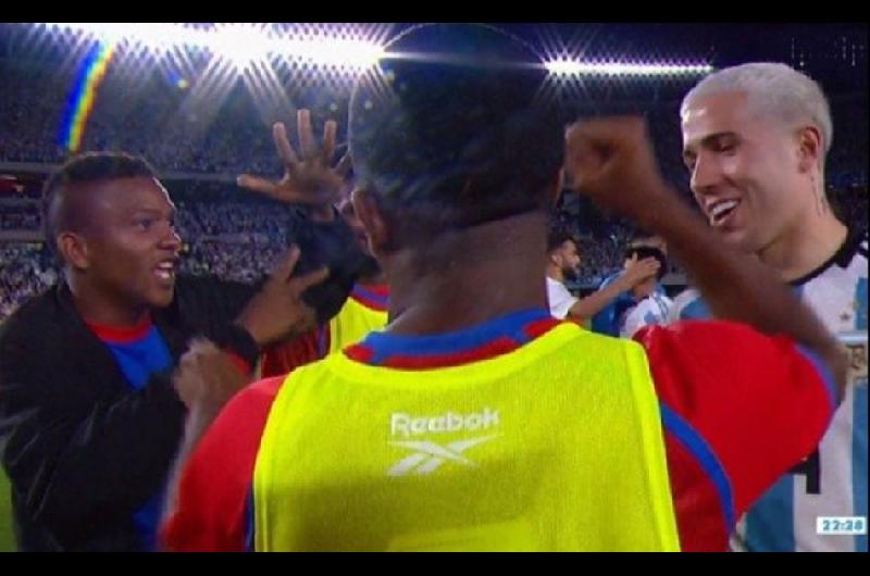 VIDEO  Dos jugadores de Panamaacute hicieron piedra papel o tijeras por la camiseta de Enzo Fernaacutendez