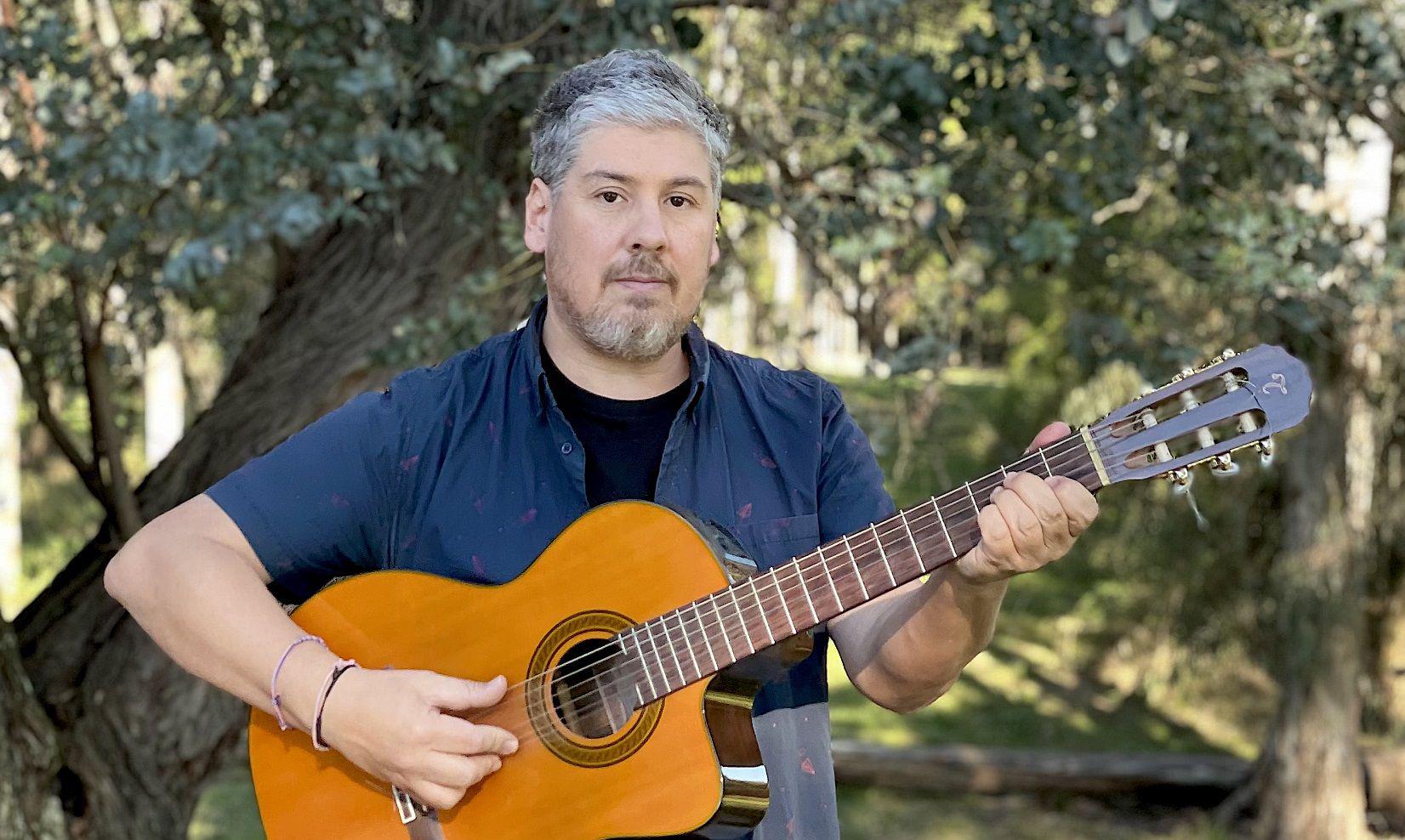 Juan Manuel Barrios desembarca en nuestro paiacutes con sus canciones de mar y riacuteo y un amplio repertorio
