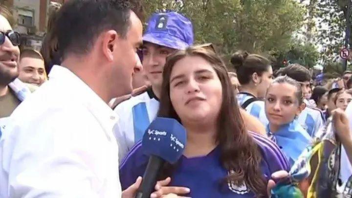 VIDEO  Mintioacute enfermedad para ver a la Seleccioacuten Argentina y aparecioacute en TV- acaboacute afuera del laburo