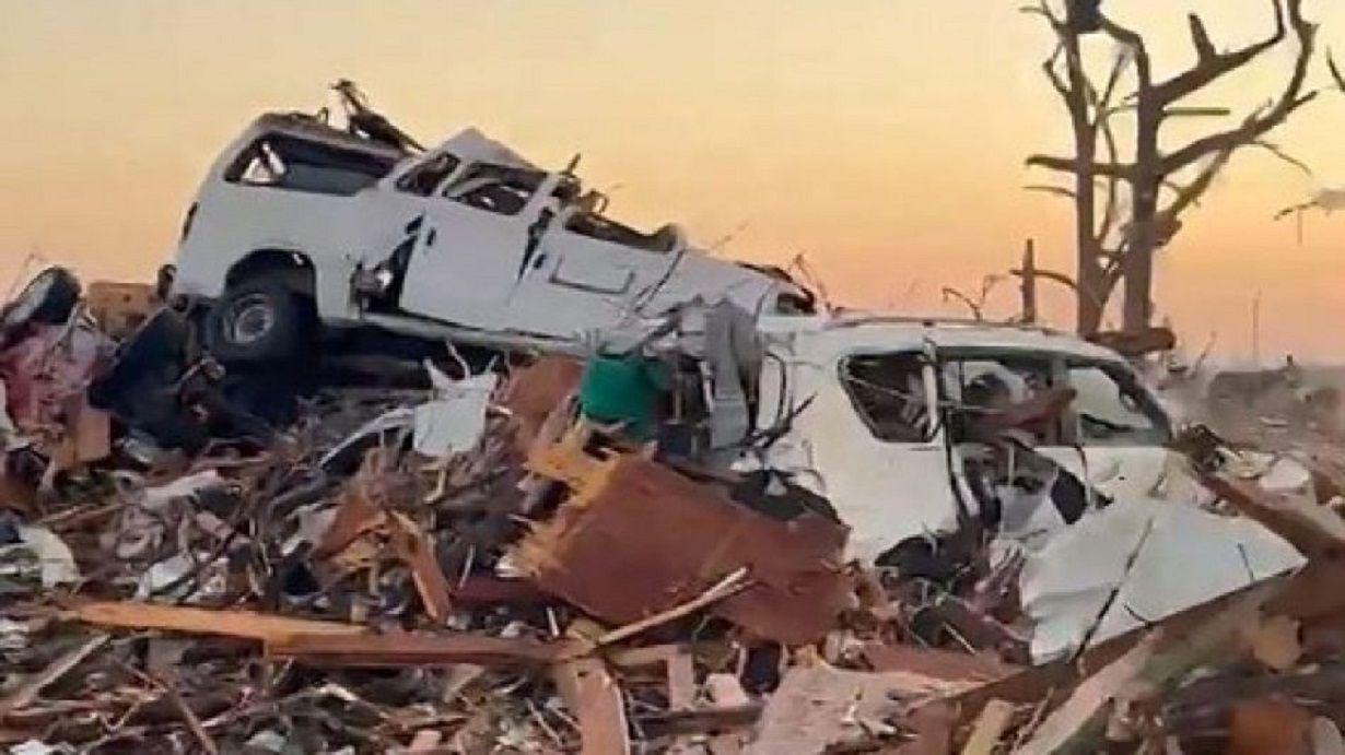 Maacutes de 26 muertos por un tornado en Misisipi- hay desaparecidos cortes de luz y emergencia total