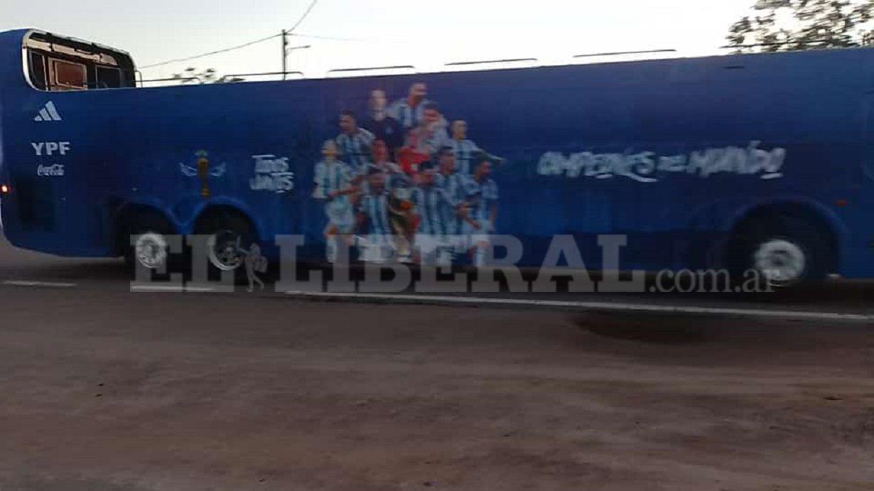 VIDEO Palpitando La Scaloneta- llegoacute a Santiago el micro que trasladaraacute a la Seleccioacuten Argentina