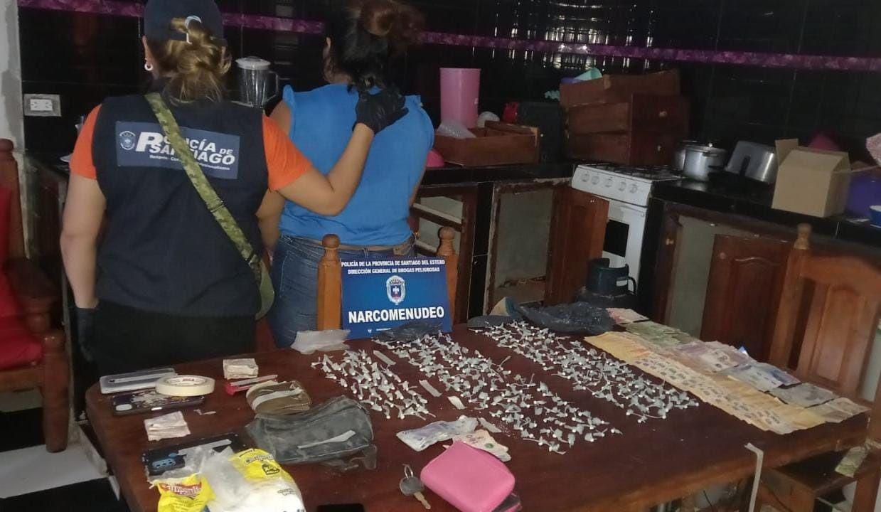 Vendiacutean cocaiacutena en dos barrios de Las Termas y terminaron tras las rejas