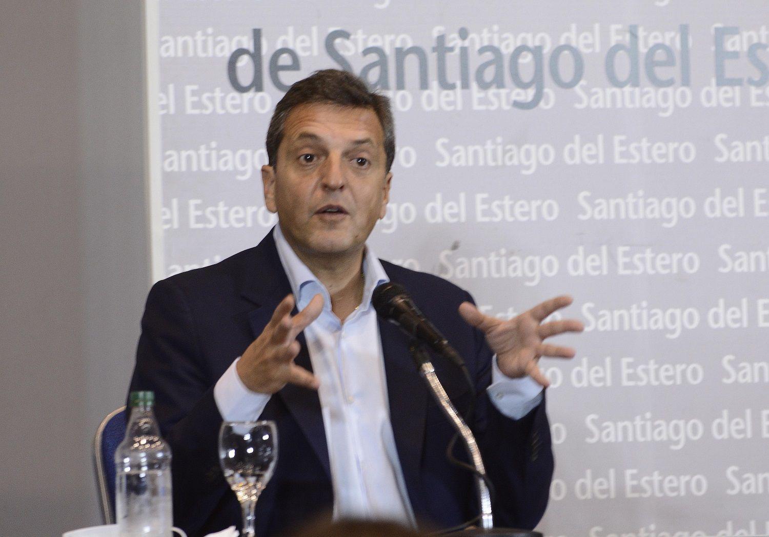 Massa defendioacute el canje de bonos ante las criacuteticas y aseguroacute que permitiraacute ordenar la economiacutea