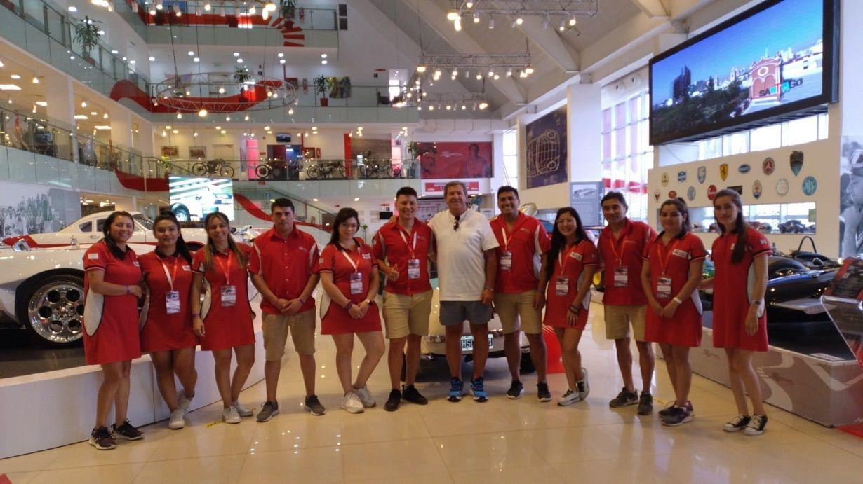 El papaacute del Dibu Martiacutenez visitoacute el Museo del Automoacutevil en Las Termas