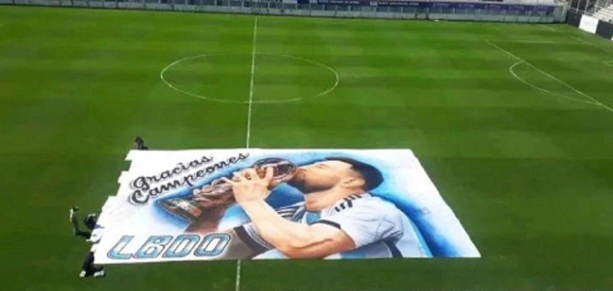 VIDEO  Los hinchas ferroviarios prepararon una espectacular bandera para recibir a la Seleccioacuten