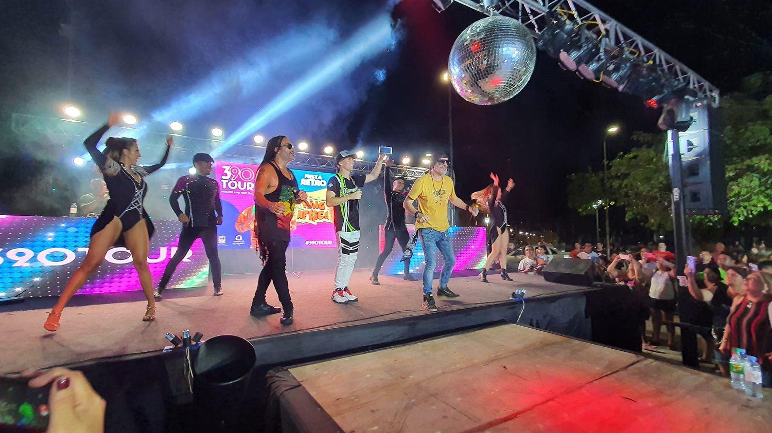 Vecinos y turistas de Las Termas bailaron al ritmo de los 80 y los 90