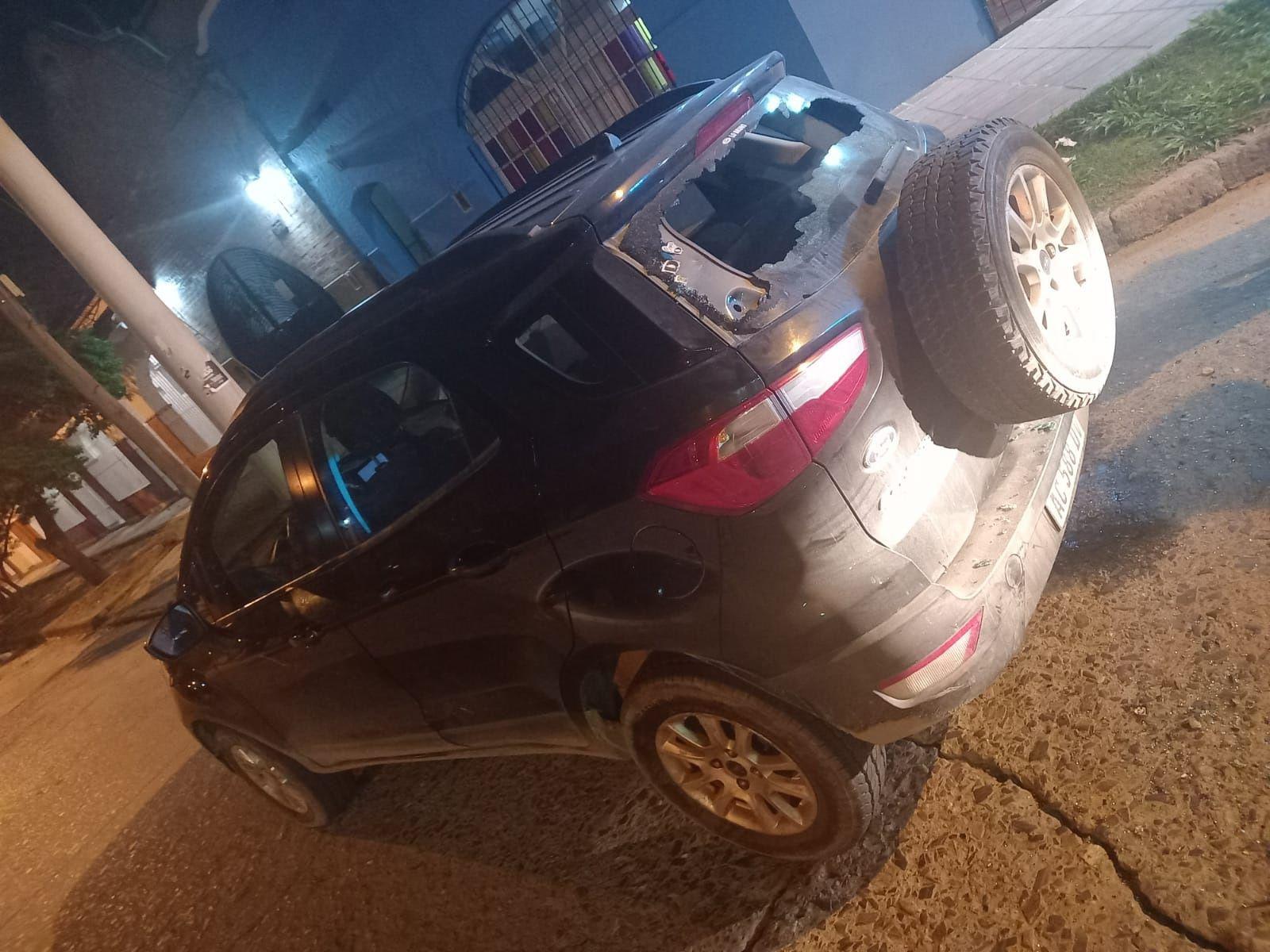 Le destruyen la luneta de su coche y le roban 500000 que habiacutea ganado en el hipoacutedromo