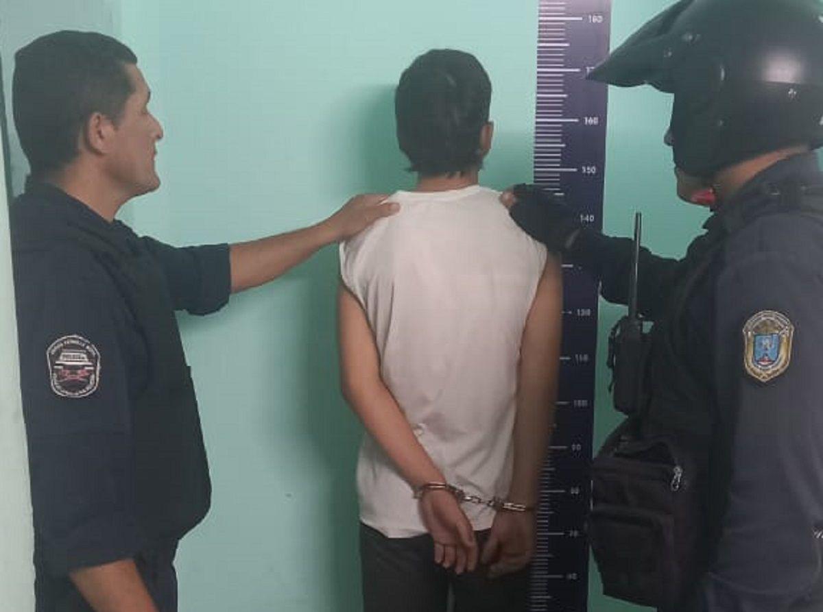 Tres joacutevenes asaltaron con un arma a un taxista- los atraparon pero solo uno quedoacute detenido