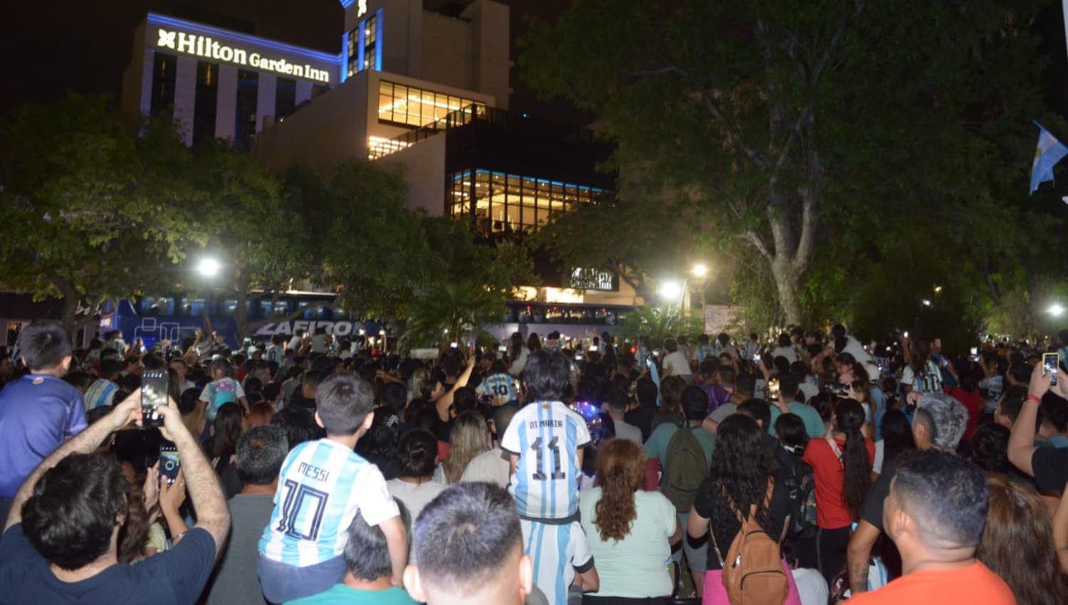 Fervor por la ldquoscalonetardquo en la puerta del hotel donde se hospedaraacuten