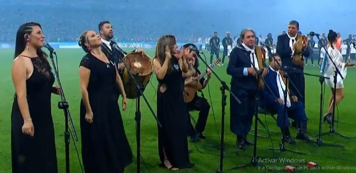 VIDEO  Asiacute sonoacute el Himno Nacional en el Estadio Uacutenico
