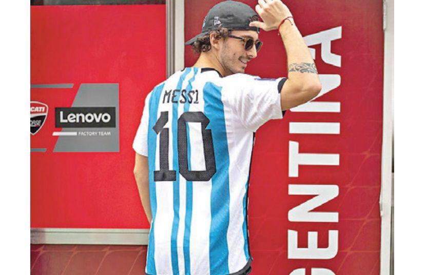 MOTO GP EN TERMAS- el campeoacuten vigente llegoacute ayer con la camiseta de ldquoLeordquo Messi